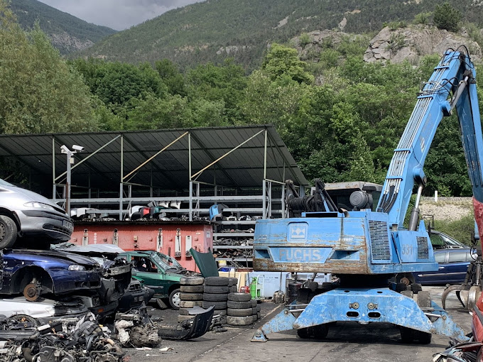 Aperçu des activités de la casse automobile LELIEVRE RECYCLAGE située à LA ROCHE-DE-RAME (05310)